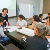 王老師加入學生小組討論